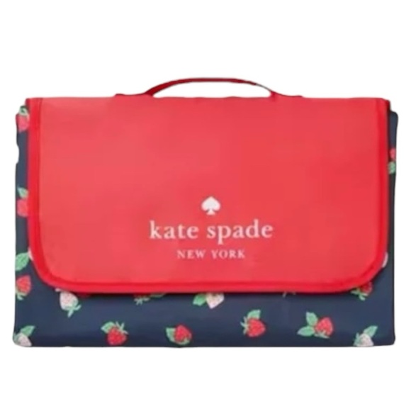KATE SPADE NEW LARGE STRAWBERRY TOSS PACKABLE PICNIC BLANKET - Picture 2 of 6